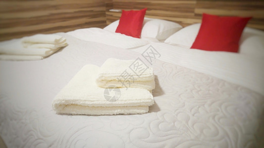 放松以床和折叠毛巾在上看酒店房间照片新鲜图片