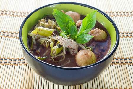 木头泰国黑碗中传统塔伊食物面条黑色的图片