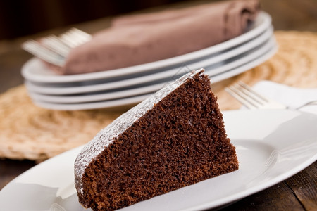 糕点木制桌上美味巧克力蛋糕合照片桌子木制的背景图片