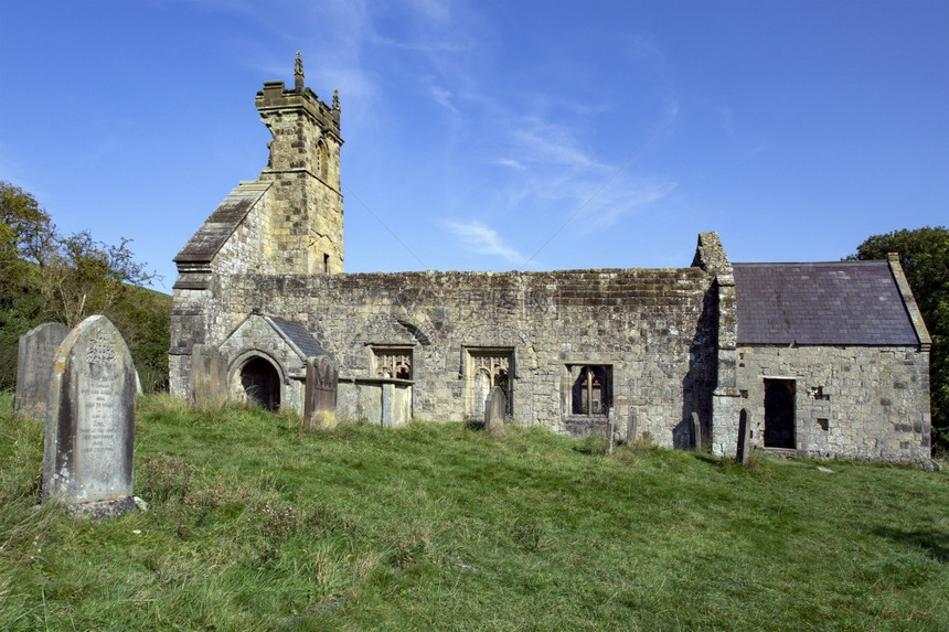 联合王国北约克郡WharramPercy的圣马丁斯中世纪教堂的废墟是12世纪晚期开始的当时位于联合王国北约克郡WharramPe图片