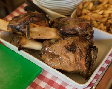 在意大利餐厅烤炉里用土豆小牛肉的中点腿猪骨图片
