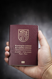 持有芬兰护照的手持护照这是2013年新设计的护照保持国籍图片