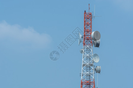 卫星传送蓝色天空背景的电信塔楼结构T电话图片