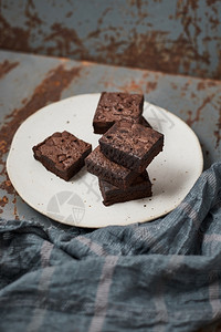 烘烤的一块自制巧克力布朗尼甜点和吃黑暗的图片