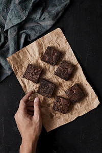 黑暗的一块自制巧克力布朗尼甜点和美食味的图片