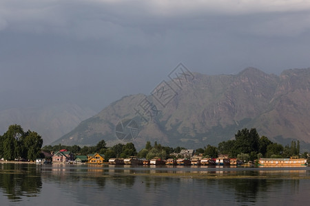 户外达尔克什米湖的住宅船印喀什米尔湖旅行图片