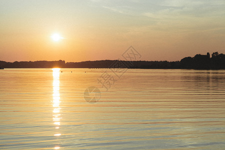 落日夕阳倒影在湖泊上图片