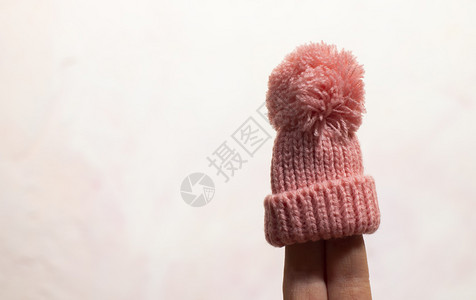 美丽的颜色冬季粉红帽微型小子季节概念自在图片