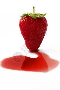 美味的斯塔克正面在白色背景前的红液体上草莓在一个草莓设计图片