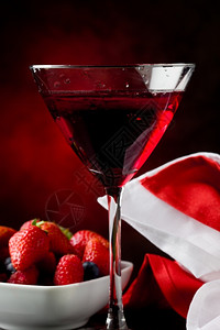 墙红光背黑锅上果莓的鸡尾酒和合照红色的液体背景图片