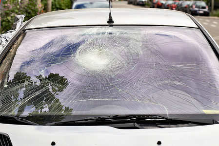 破坏车外的挡风玻璃断了透明破裂图片