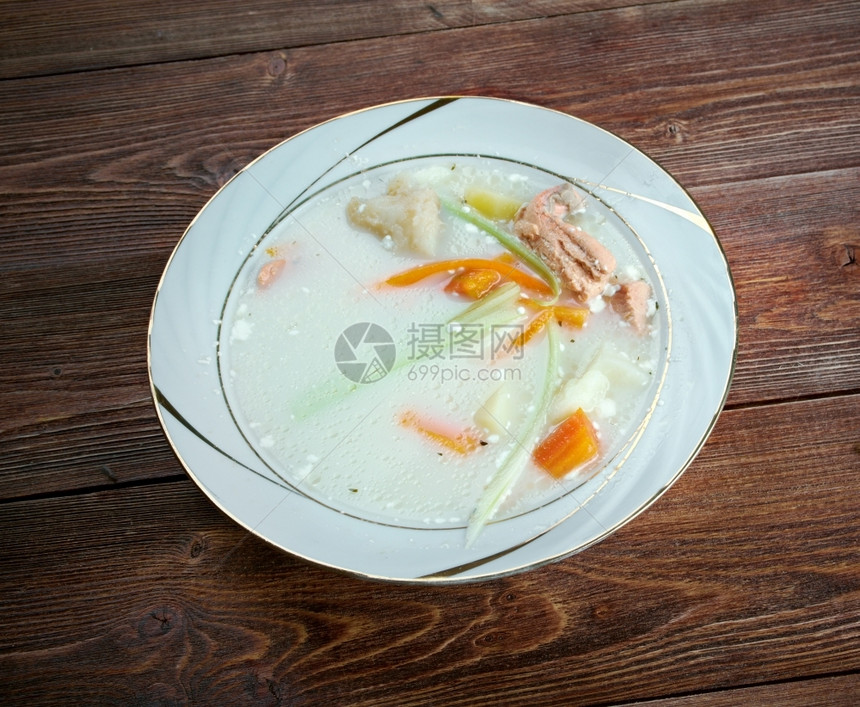 盘子韭葱Fiskesuppe挪威鳕鱼和鲑杂烩晚餐图片
