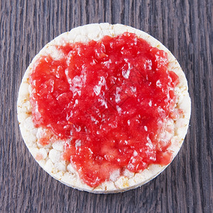 木制的樱桃果酱而不是米饼方形有机的红色图片