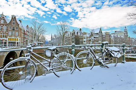 建筑的屋荷兰冬季下雪阿姆斯特丹的城市风采景下雪的图片
