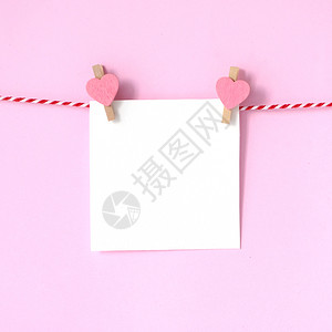 卡片静止的白纸笔记板挂在粉红背景上心图片