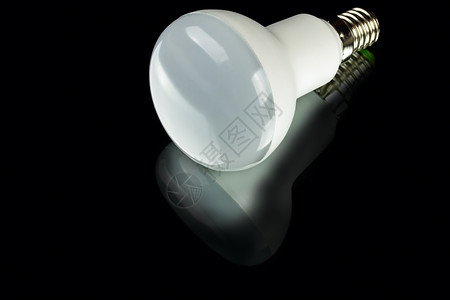 黑色背景的白创新节能LED灯泡经济塑料白色的图片