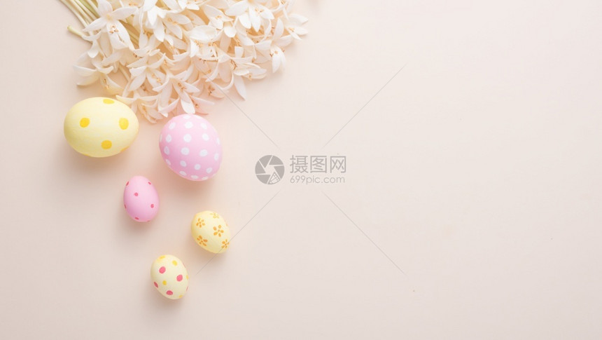 复活节快乐鸡蛋和鲜花背景图片