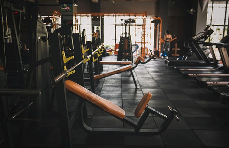 竞技体操室不同重量力的轮盘内现代轻体运动设备力量杠铃图片