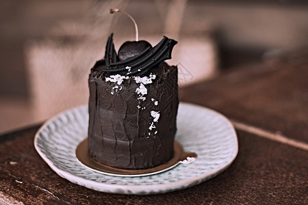 生日食物美味自制巧克力蛋糕在餐桌上美味自制巧克力蛋糕美味的图片