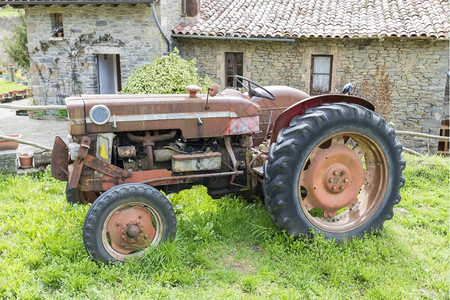 锈红色的田地古董拖拉机复的图片