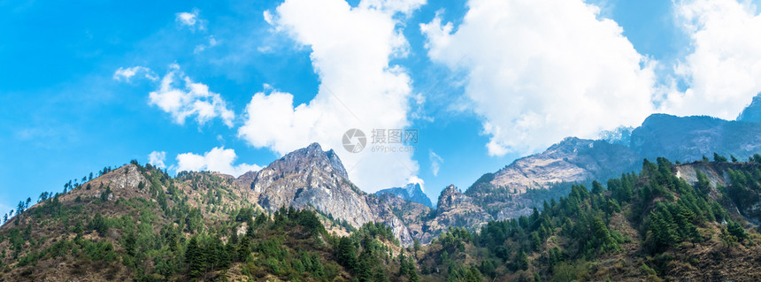 雪顶峰美丽的山脉与蓝色天空和白云相对抗尼泊尔最佳图片