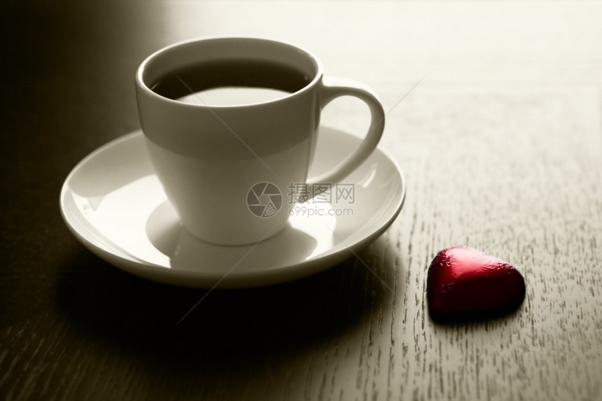情人节陶器一杯黑咖啡和巧克力心跳杯子图片