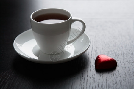 咖啡心喝红色的陶器一杯黑咖啡和巧克力心跳背景