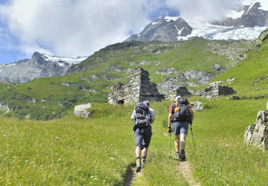 夏季有2名背负山徒步前往高冰川的徒步旅行者假期人们阿尔卑斯山图片