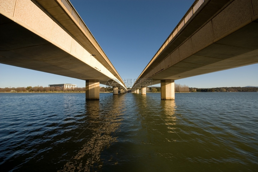 澳大利亚首都堪培拉州伯利格里芬湖的英联邦桥位于澳大利亚克豪斯市反射地标领土图片