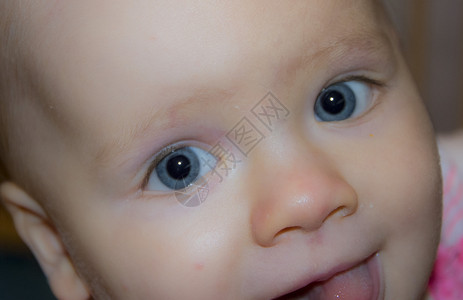 可爱的蓝眼睛婴儿图片