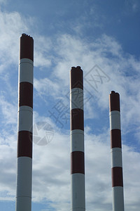 变暖蓝色天空中的高烟囱环境概念污染排放高的图片