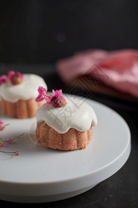 甜点创意菜单自制的玫瑰奶汁蛋糕水果小吃新鲜图片