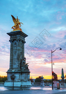 蓬日出时在巴黎的亚历山大三世桥著名的城市图片