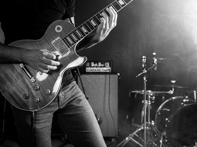 吉他手在舞台上演奏的画面用黑白写成鼓萨姆纳斯放大器背景图片