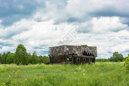 俄罗斯科托马州一个不存在的Burdovo村腐烂房屋乡木头科斯特罗马图片