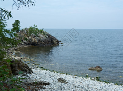 清除云俄罗斯人Baikal湖沿岸的海岩石图片