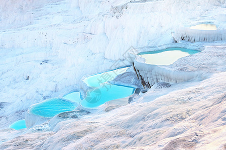 景观填满蓝水的天然帕穆卡勒人陆酸梯田Denizli土耳其灌满蓝水的自然帕穆卡勒人陆化池洗澡白色的背景图片