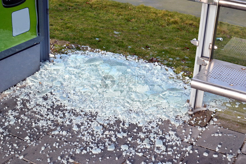 破坏玻璃碎片公交车站的窗帘被荷兰破坏者Leidschendam打破图片