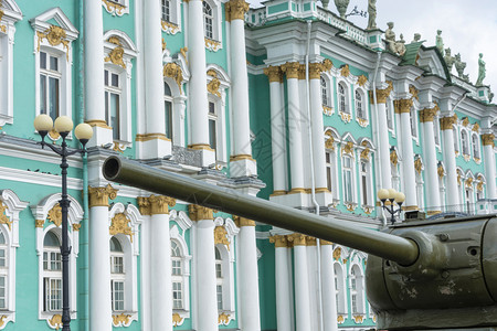 军用坦克天空晴关于圣彼得堡冬季宫背景的苏联T34号管紧贴在圣彼得堡冬宫的背景白色背景