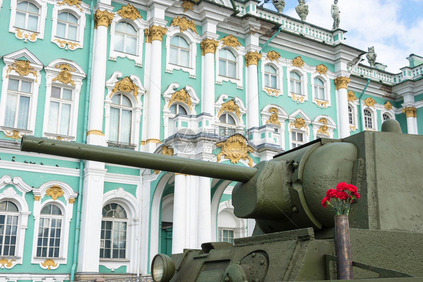 白色的关于圣彼得堡冬季宫背景的苏联T34号管紧贴在圣彼得堡冬宫的背景天地标图片