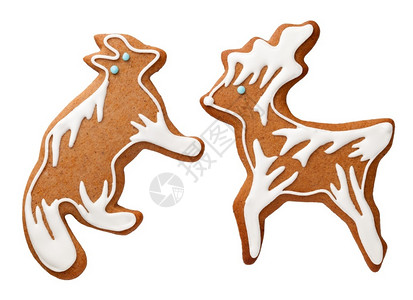 平坦的在白色背景驯鹿和狐狸顶视图中孤立的姜饼干圣诞节烘烤的背景图片
