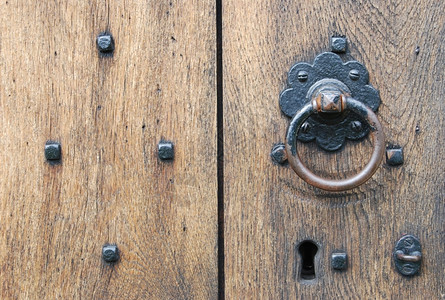 木制的古董和中世纪木制门环安全图片