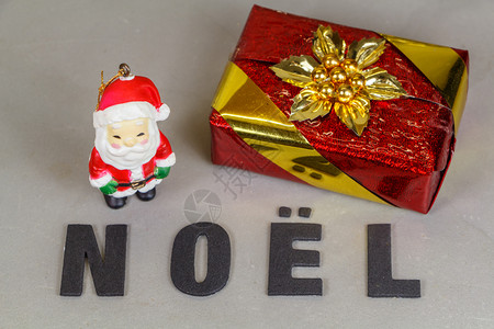 圣诞老人雕像有礼物和圣诞节用法语写成十二月派对明亮的图片