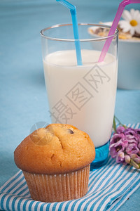 乳制品寒冷的纸杯蛋糕健康营养新鲜牛奶和巧克力松饼图片