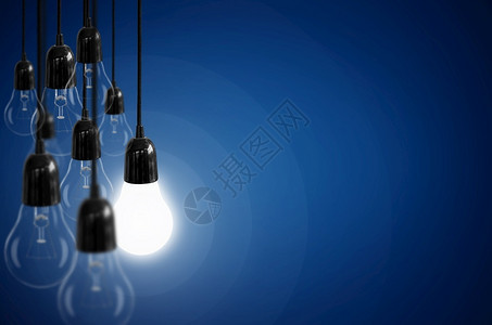 电的在背景蓝颜色Idea概念和灯泡上带的理想构概念活力电图片