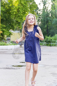 可爱的孩子长着毛发可爱跑步欧洲女孩淑图片