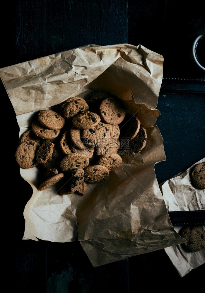 巧克力曲奇饼干在生锈背景巧克力曲奇饼干在黑暗背景白色的甜自制图片