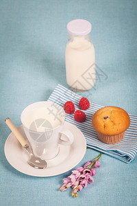 健康营养新鲜牛奶和巧克力松饼早餐喝晨图片