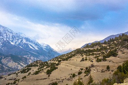 美丽的在尼泊尔喜马拉雅山的春天上一条坡的风景优美天空图片