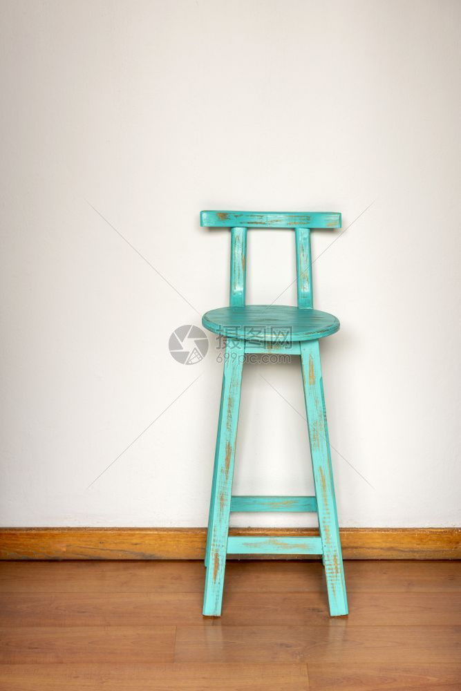 木头腿蓝色凳紧靠白墙的古老风格董图片